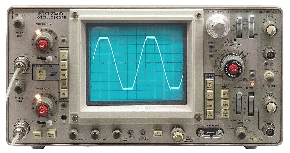 Digital bench oscilloscope with waveform display for signal analysis
