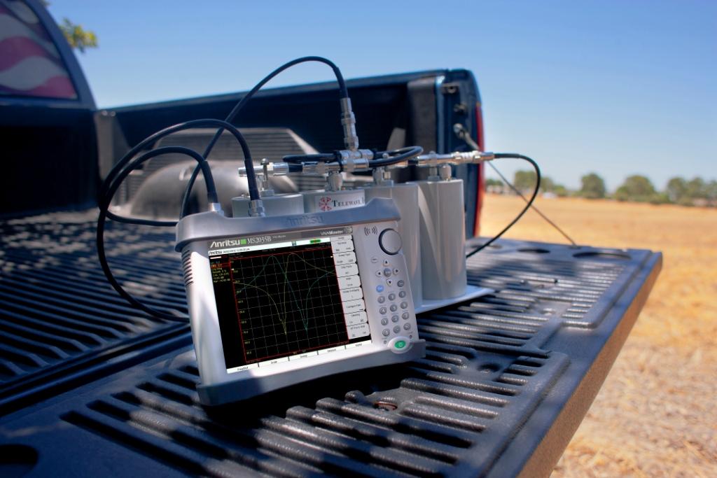 Portable vector network analyzer measuring S-parameters on screen